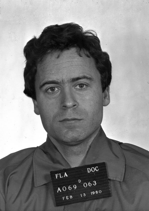 Fotografia policial (mugshot) de Ted Bundy, 13 de febrero de 1980, Florida Department of Corrections