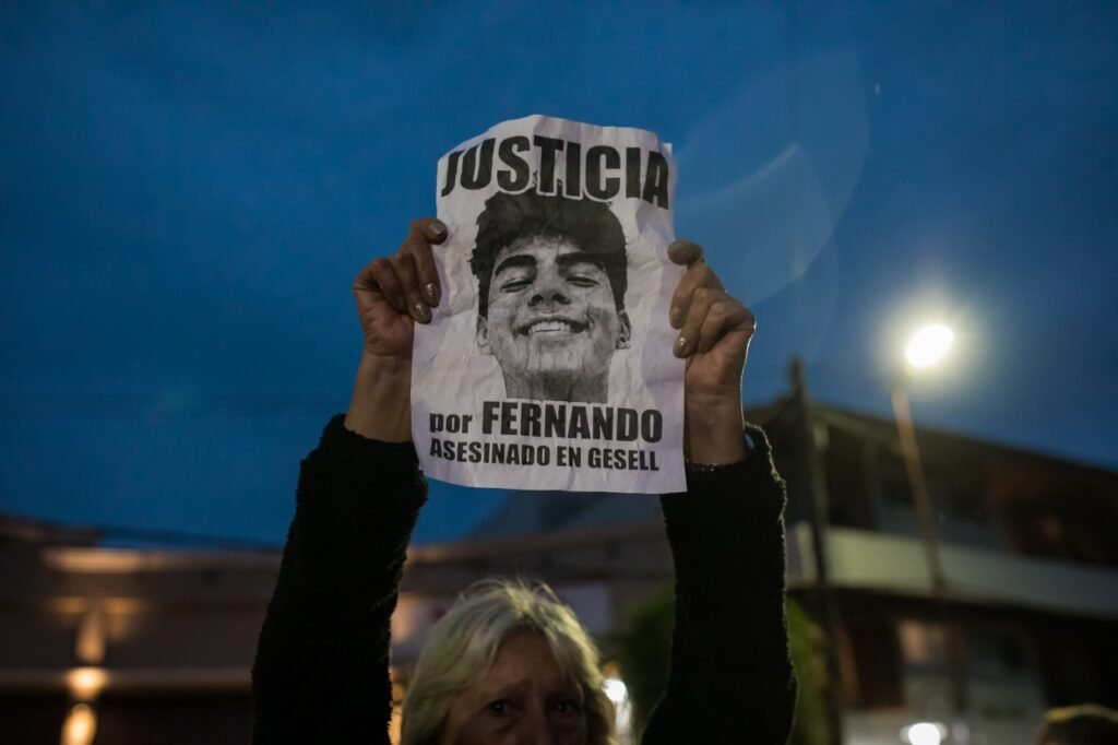Cartel con la imagen de Fernando Báez Sosa y el pedido de justicia, sostenido durante una vigilia