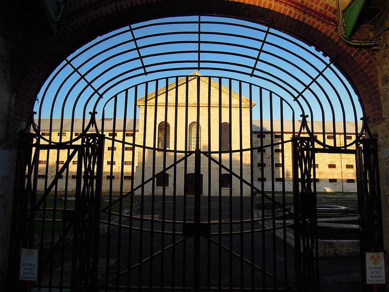 Puerta real de Fremantle Prison, en Australia Occidental, donde Martha Rendell fue encarcelada y ejecutada