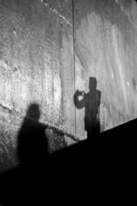 Sombras abstractas de dos personas sobre una pared, ilustrando la folie à deux o psicosis compartida