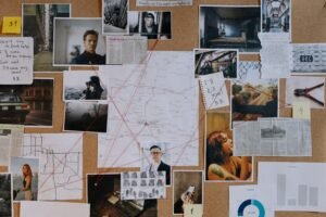 Tablero de investigación con fotos, mapas e hilos rojos conectando pistas, ilustrando el sesgo cognitivo en investigaciones criminales