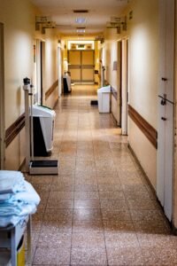 Pasillo hospitalario vacío, sin personas identificables, ilustrando el síndrome de Munchausen por poderes