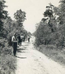 Agentes buscando pistas en Morris Lane durante la investigación del Fantasma de Texarkana en 1946
