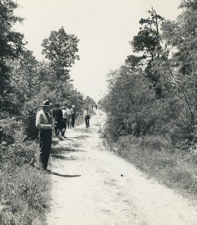 Agentes buscando pistas en Morris Lane durante la investigación del Fantasma de Texarkana en 1946