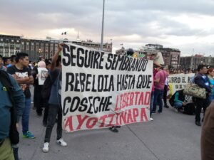 Manifestantes marchan en el Zócalo capitalino exigiendo justicia por los 43 normalistas de Ayotzinapa