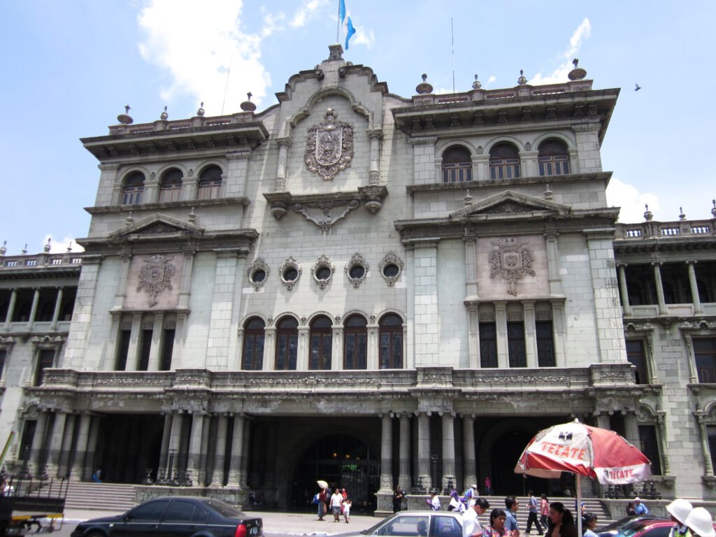 Fachada del Palacio Nacional de la Cultura en Ciudad de Guatemala