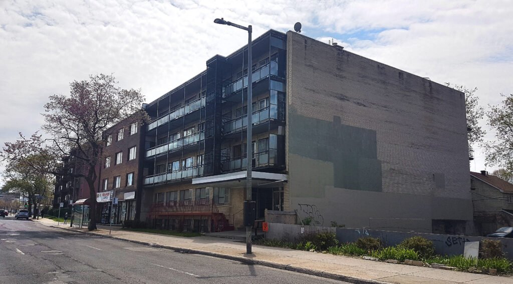Edificio de apartamentos en el 5720 del bulevar Décarie, Montreal, donde ocurrió el crimen del caso Luka Magnotta